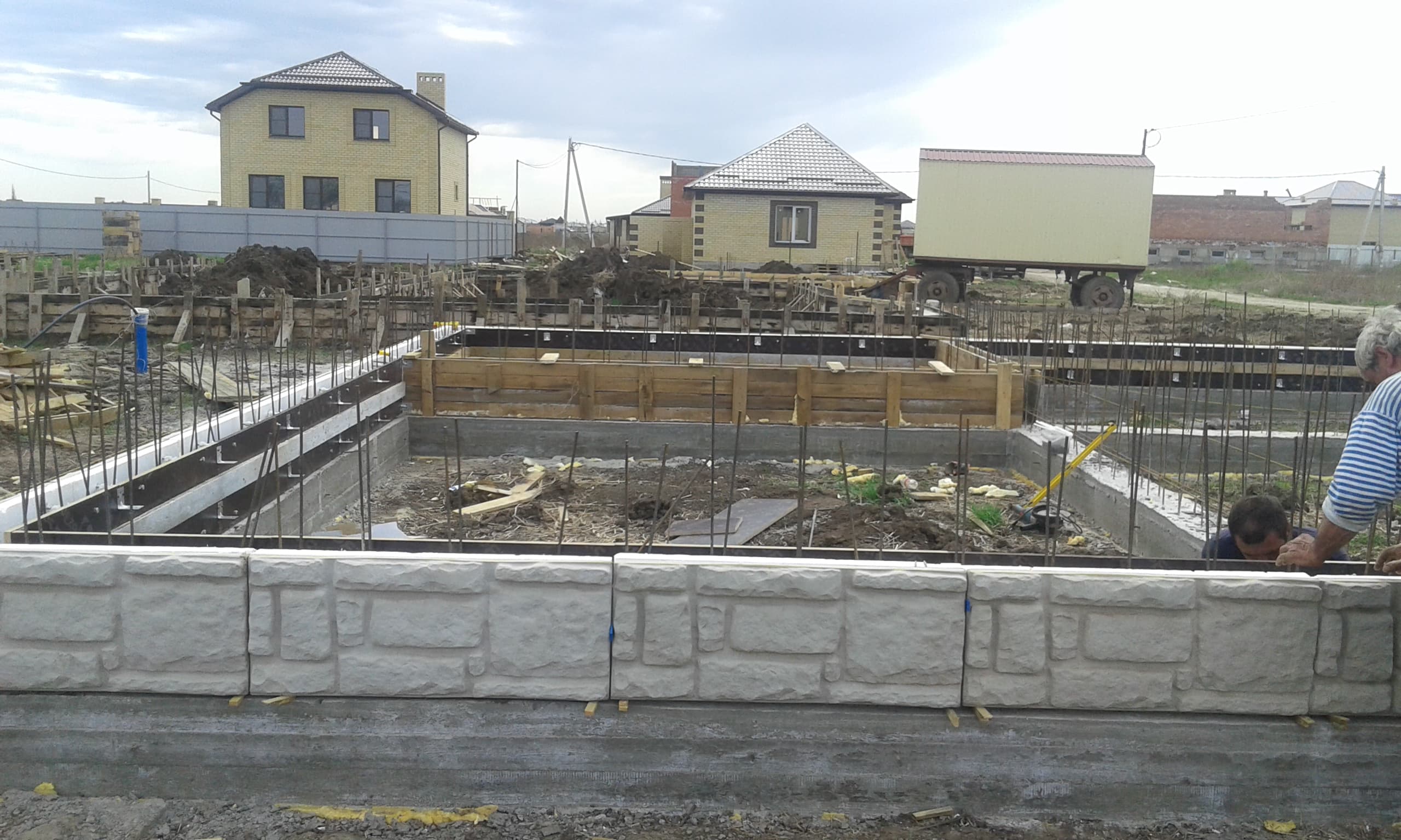 Сборка техноблоков по периметру здания